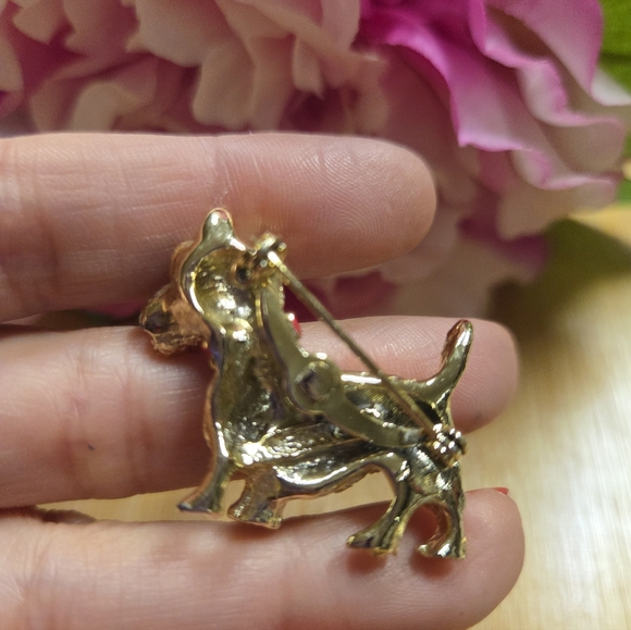 Vintage Gold Scottish Terrier Dog Brooch w/Red Collar&Green Eyes Signed Gerry's - Picture 3 of 3
